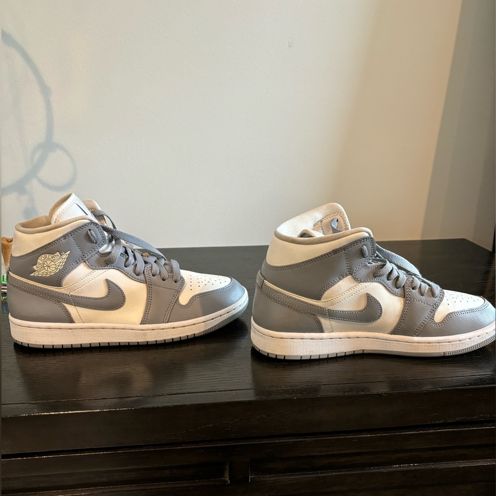 AIR JORDANS - Jordan Women’s Air 1 - Mid - Size 7.5